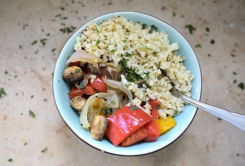 Mediterrane Antipasti Bowl mit Reis (Low Carb) Glutenfrei Blumenkohlreis Foodblog München