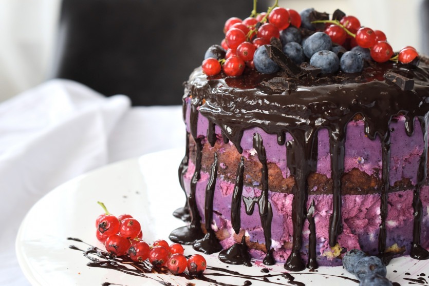 Rezept Low Carb Drip Cake mit Beeren-Creme und Schokolade