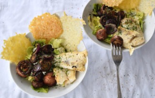 Salat mit Zanderfilet und dreierlei Käsechips Champignons Rezept