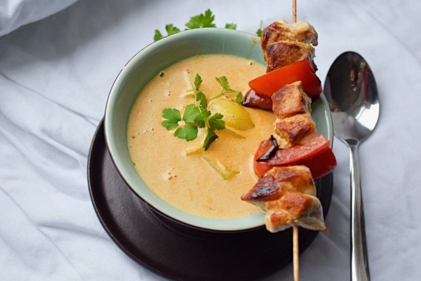 Cremige Currysuppe mit Hähnchen-Spießen • Lachfoodies